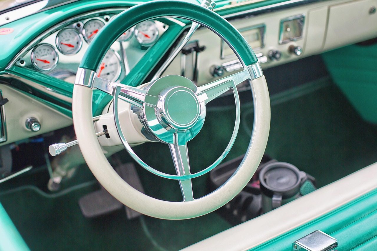 Intérieur soigné d'une voiture ancienne