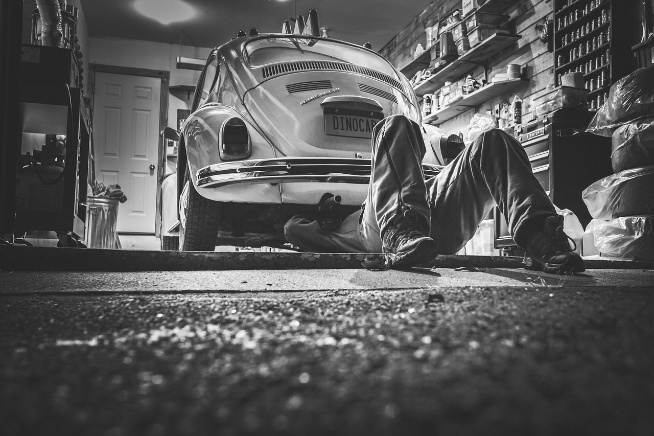 Mécanicien au travail dans un garage automobile