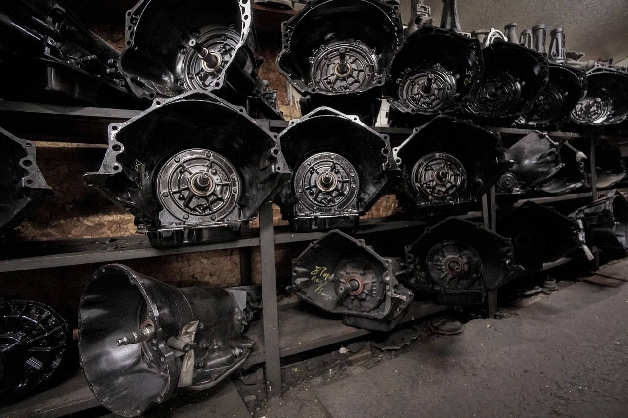 Pièces automobiles rangées dans un atelier