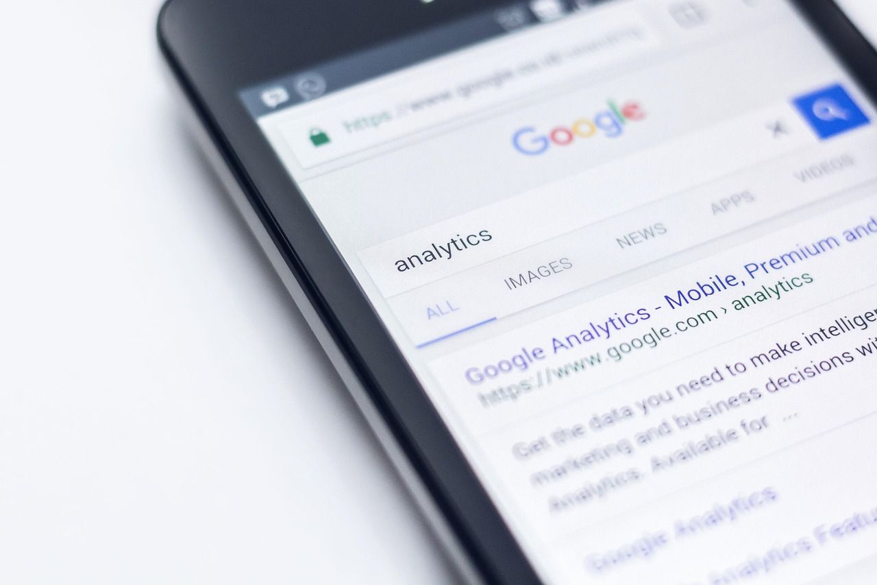 Page de recherche Google affichée sur un smartphone