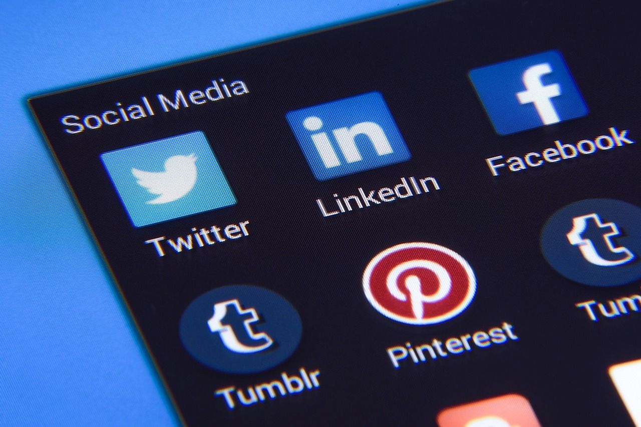 Icônes de réseaux sociaux affichées sur un smartphone
