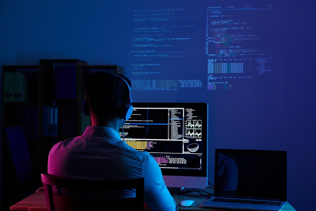 Travail technique sur écran pour la visibilité en ligne