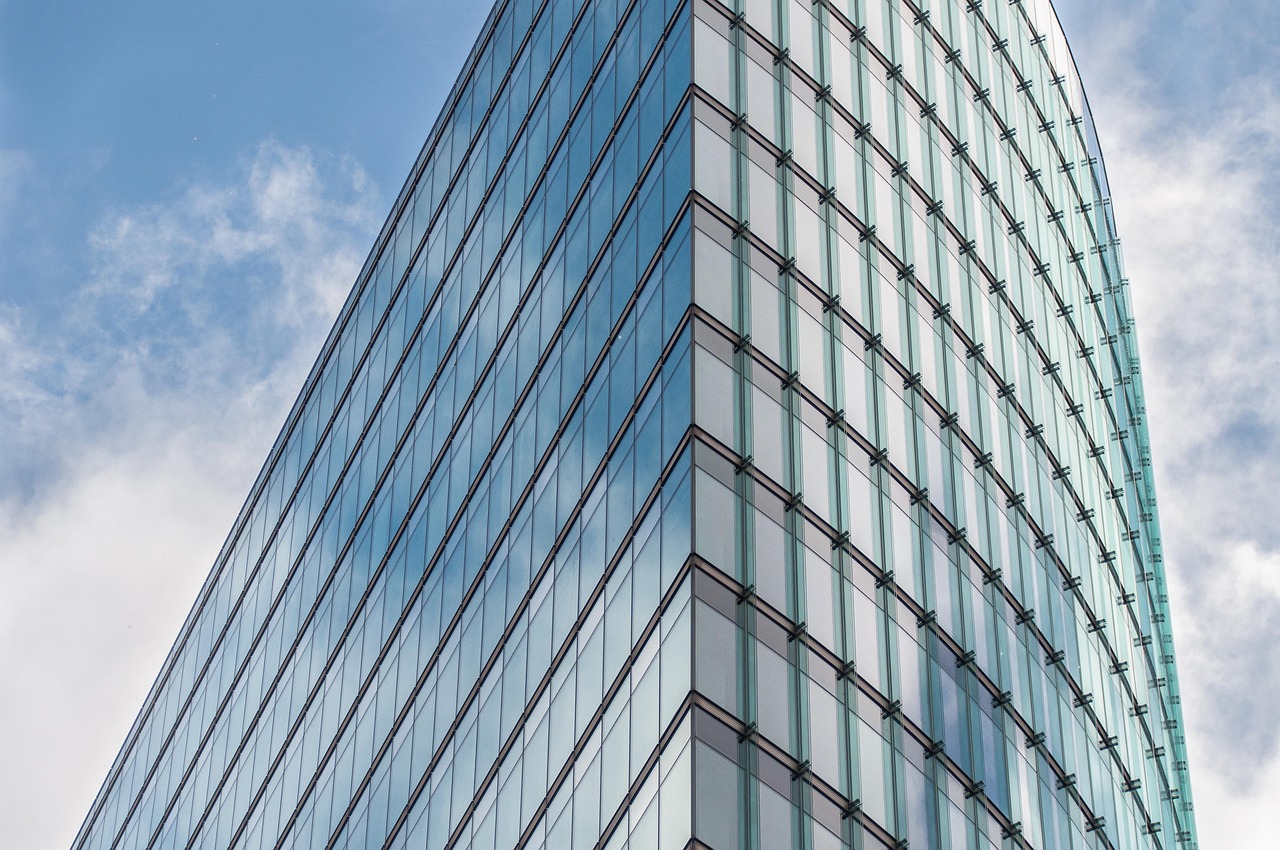 Façade vitrée d'un immeuble de bureaux