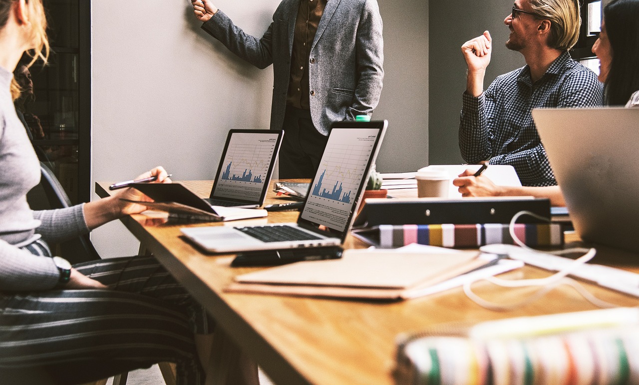 Réunion d'équipe dans une PME