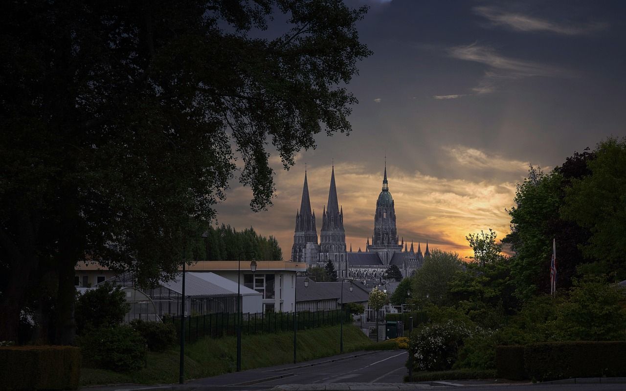 La cathédrale de Bayeux au crépuscule