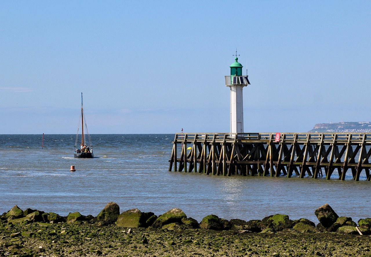 La jetée et le phare de Deauville-Trouville