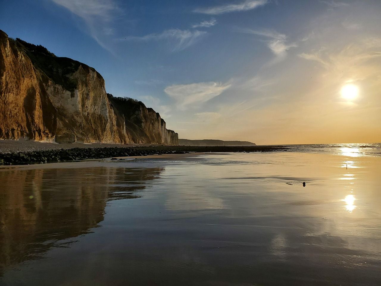 Les falaises de Dieppe au coucher du soleil