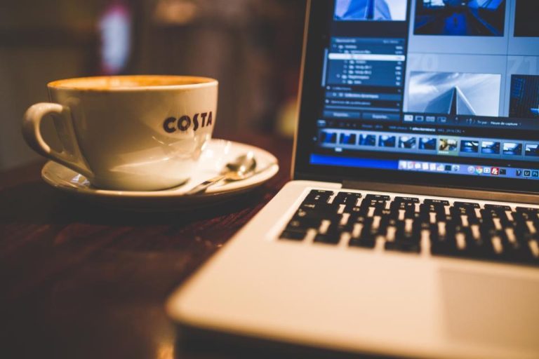Espace de travail : ordinateur portable et café