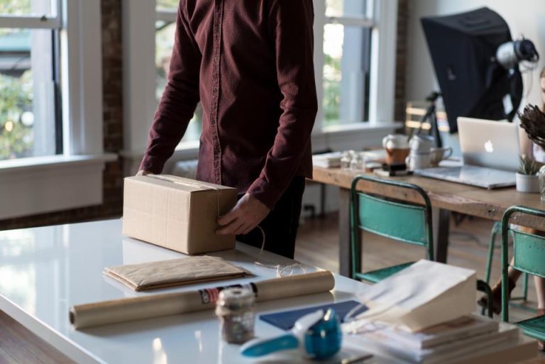 Préparation d'une commande dans un petit atelier e-commerce