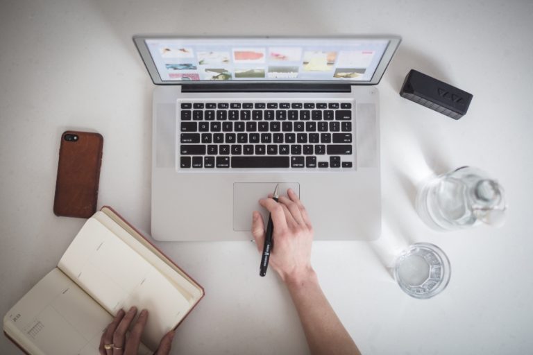 Consulter un écran pour vérifier sa visibilité en ligne